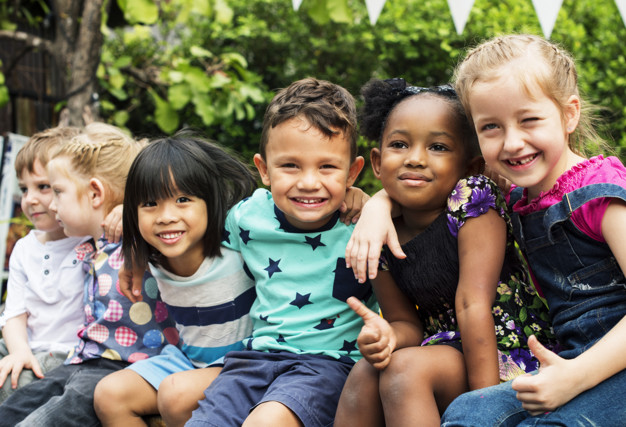 grupo-ninos-kindergarten-amigos-brazo-alrededor-sentado-sonriendo-divertido_53876-2350.jpg